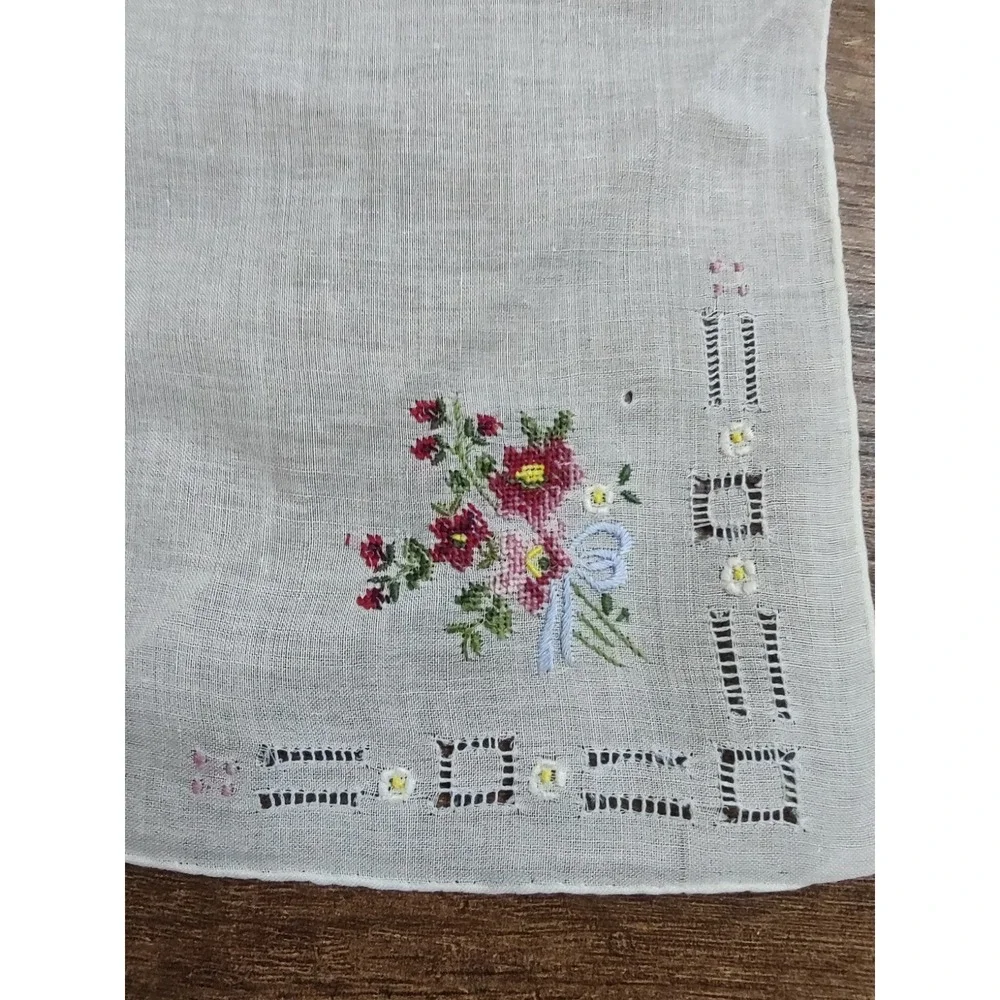 Vintage Handkerchief Hankie Embroidered Floral Bouquet Corner Accents White Z27
